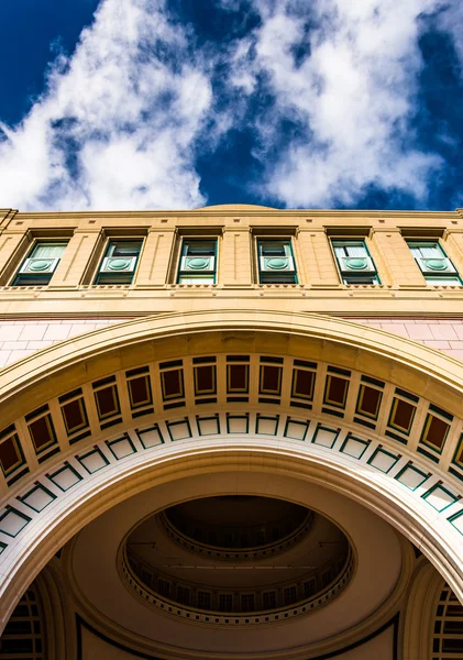 Olhando para o arco em Rowes Wharf, em Boston, Massachusetts . — Fotografia de Stock