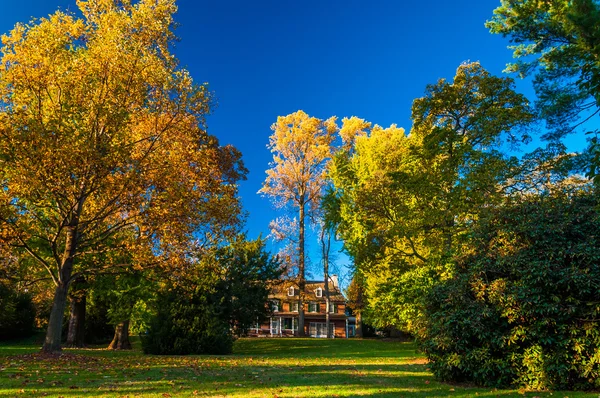 Herrenhaus und Herbstfarben in Langholzgärten, Pennsylvania. — Stockfoto