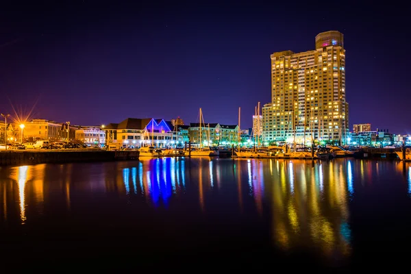 Marina and apartment building at night in Baltimore, Maryland. — Stock Photo, Image