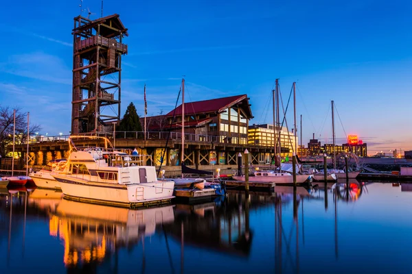 Marina no crepúsculo, em Harbor East, Baltimore, Maryland . — Fotografia de Stock
