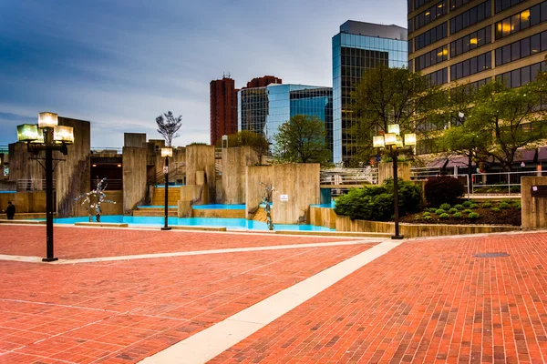 McKeldin Square e edifícios no centro de Baltimore, Maryland . — Fotografia de Stock