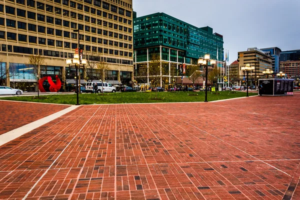 Mckeldin náměstí a budov v centru města baltimore, maryland. — Stock fotografie