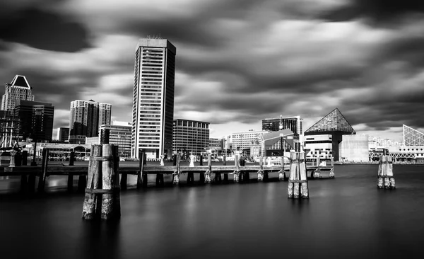 Mittags lange Sicht auf die Skyline des inneren Hafens von Baltimore — Stockfoto