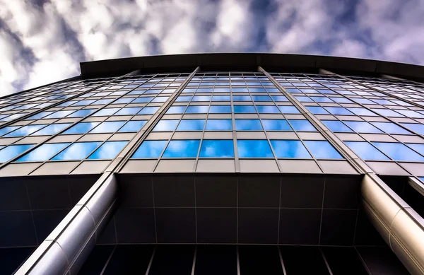 Modern architectural details at 500 East Pratt Street in the Inn — Stock Photo, Image