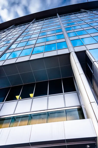 Modern architectural details at 500 East Pratt Street in the Inn — Stock Photo, Image