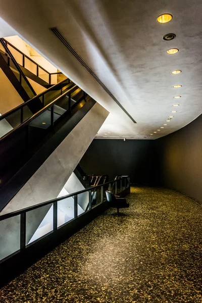 Modern architecture and escalators in the Hirshhorn Museum, Wash — Stock Photo, Image
