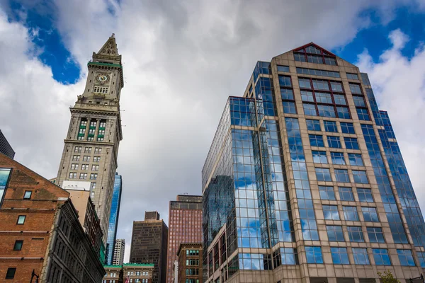 Modern building and clock tower in Boston, Massachusetts. — Stock Photo, Image