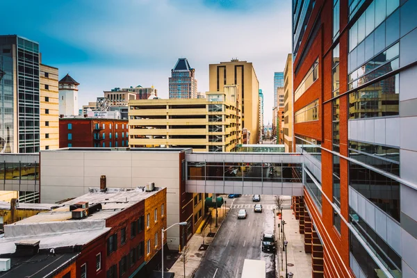 Edificios modernos y un paseo elevado en el centro de Baltimore , — Foto de Stock