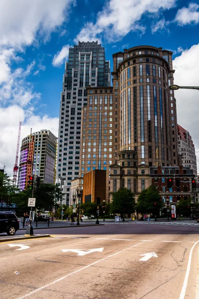 Edificios modernos y una intersección en Boston, Massachusetts . — Foto de Stock