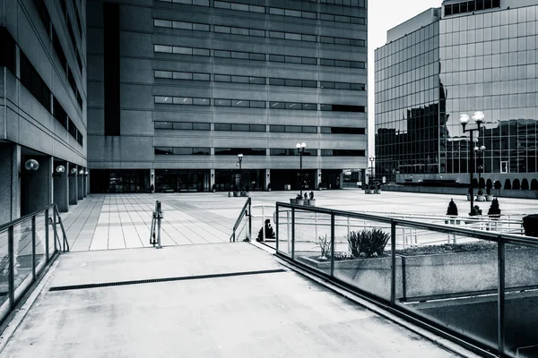 Edificios modernos y el Charles Center Skywalk en el centro de Balt — Foto de Stock