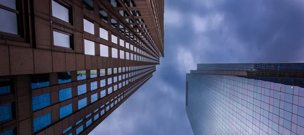 필라델피아, pennsylvani 폭풍우 치는 하늘 아래 현대적인 건물 — 스톡 사진