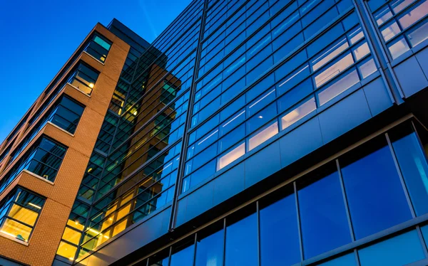 Moderno edificio de vidrio en el crepúsculo, en Baltimore, Maryland . — Foto de Stock