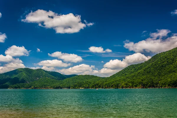 Mountains along the shore of Watauga Lake, in Cherokee National — Stock Photo, Image