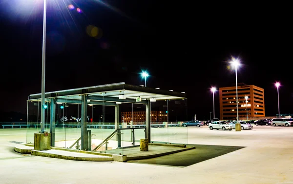 Night scene on top of a parking garage in Columbia, Maryland. — Stock Photo, Image
