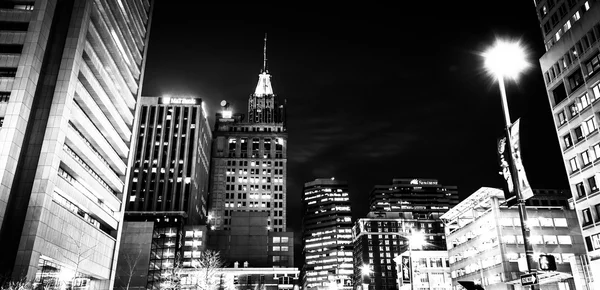Vista nocturna de rascacielos por la noche en Baltimore, Maryland . — Foto de Stock