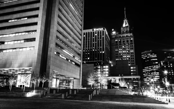 Éjszakai felhőkarcolók éjjel, baltimore, maryland-ban Kilátás. — Stock Fotó