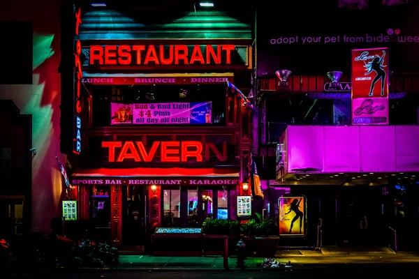 Noční život na sedmé avenue v noci, na times square, midtown manha — Stock fotografie