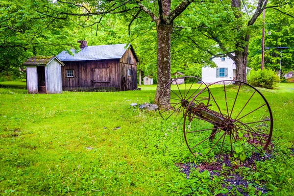 Antiguo granero y equipo de granja en Millbrook Village, en Delaware W — Foto de Stock