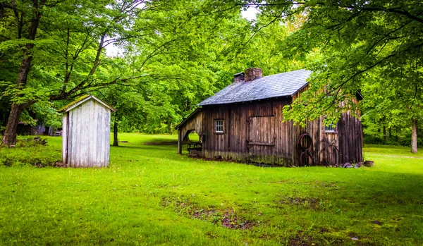 Antiguo granero y letrina en Millbrook Village, en Delaware Water Ga — Foto de Stock