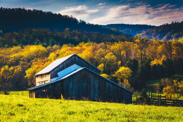 弗吉尼亚州谢南多厄山谷中的旧谷仓和春天色彩. — 图库照片
