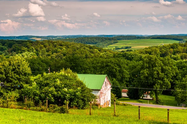 Antiguo granero y vista de las colinas rollings en el condado rural de York, Pennsy — Foto de Stock