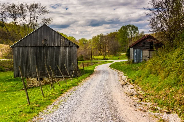 Velhos celeiros ao longo de uma estrada de terra em York County rural, Pensilvânia . — Fotografia de Stock