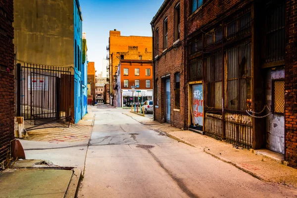 Edificios antiguos en un callejón en Baltimore, Maryland . — Foto de Stock