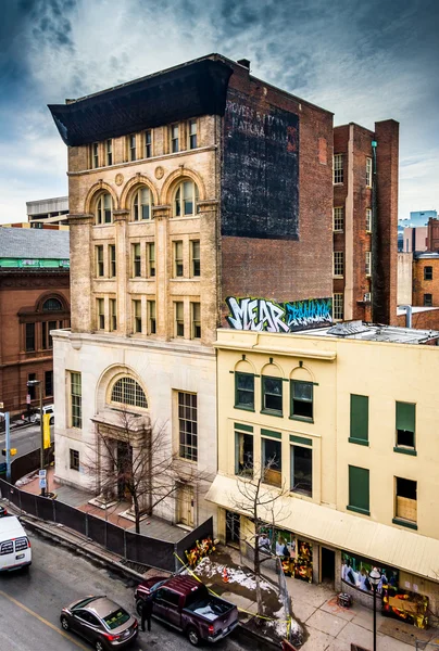 Old buildings on Eutaw Street, seen from a parking garage in Bal — Stock Photo, Image