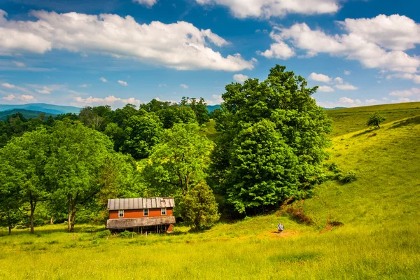 Old house in a field in the Potomac Highlands of West Virginia. — Stock Photo, Image