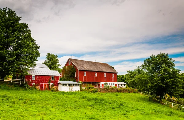 Vecchio fienile rosso in una fattoria nella contea rurale di York, Pennsylvania . — Foto Stock