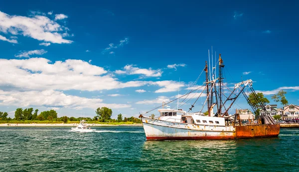 Antiguo barco en Manasquan Inlet, en Point Pleasant Beach, Nueva Jersey — Foto de Stock