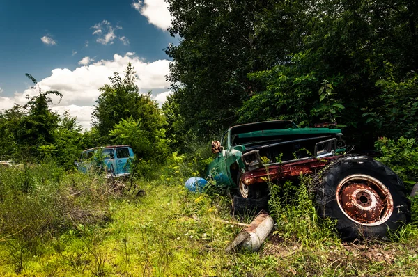 Old van and truck in a junkyard — Stock Photo, Image