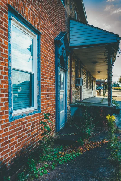 Velho, casa degradada em Abbottstown, Pensilvânia . — Fotografia de Stock