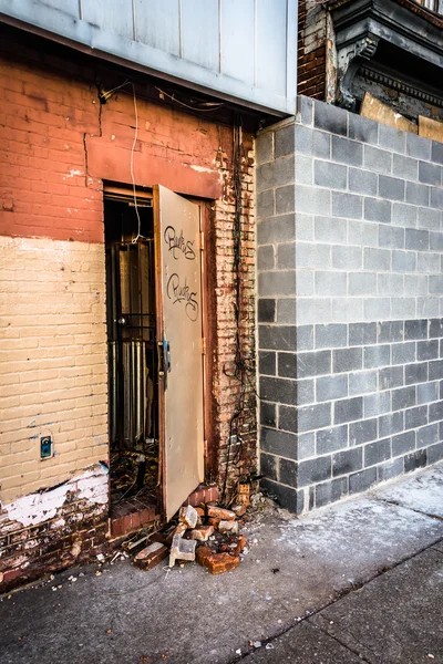Porta aperta di un edificio abbandonato al centro commerciale Old Town di Baltimora — Foto Stock