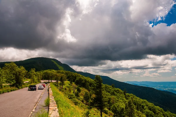 Overlook and view of the Blue Ridge on Skyline Drive in Shenando — Stock Photo, Image