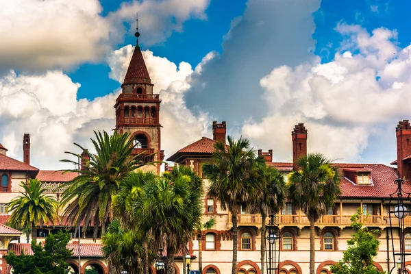 Palmen und Ponce de Leon Halle am Flagler College, in St. August — Stockfoto