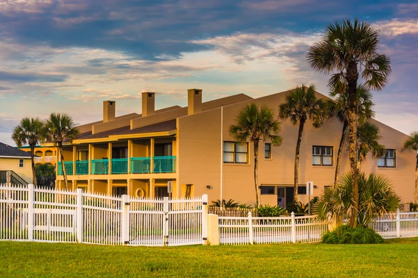 Palm trees and front hotel at St. Augustine Beach, Флорида . — стоковое фото