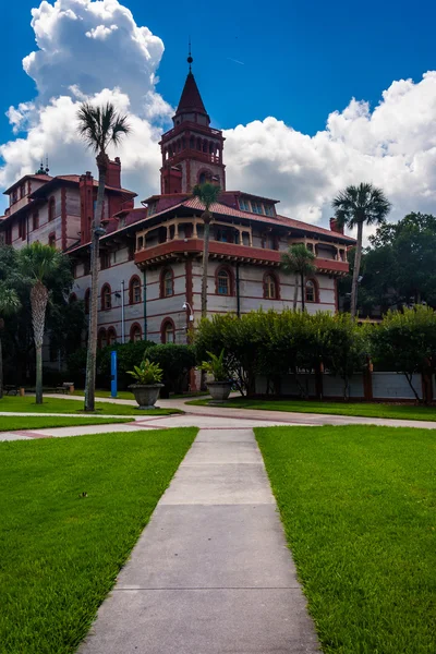 Palm trees and buildings at Flagler College, St. Augustine, Flor — Stock Photo, Image