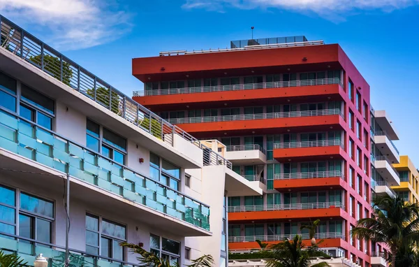 Palmeiras e edifícios coloridos em Miami Beach, Florida . — Fotografia de Stock