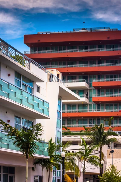 棕榈树和多彩的大厦，在迈阿密海滩，佛罗里达州. — 图库照片