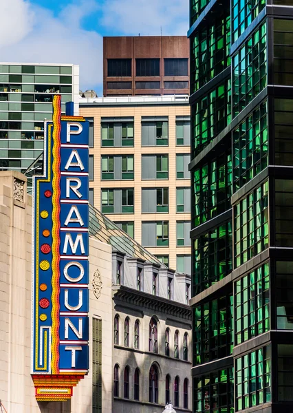 Signo primordial, y edificios en el centro de Boston, Massachusetts . — Foto de Stock