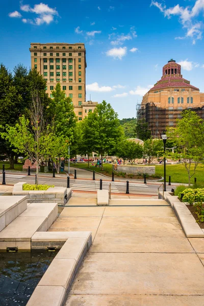 Park en gebouwen in de binnenstad ashevillle, north carolina. — Stockfoto