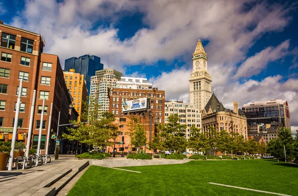 Park and buildings in Boston, Massachusetts. — Stock Photo, Image