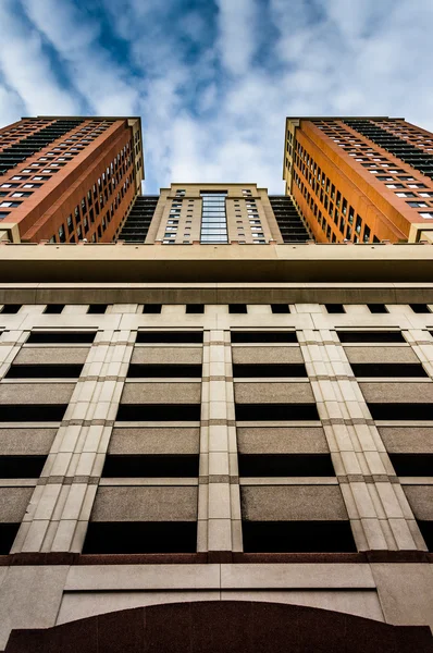 停车场和公寓大楼在市中心巴尔的摩，mar — 图库照片