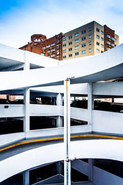 Parking garage ramps and apartment building in Baltimore, Maryla — Stock Photo, Image