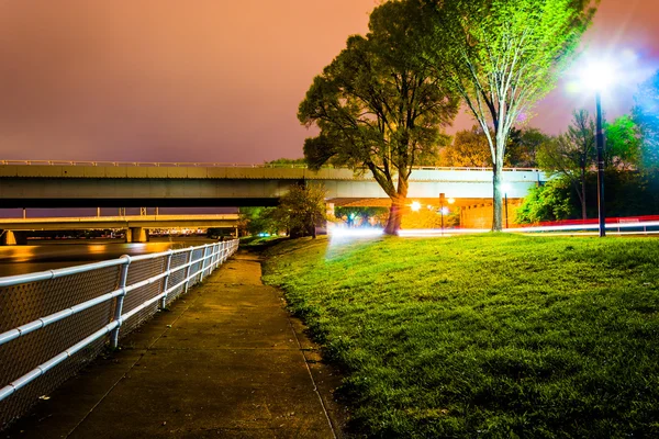 Path and bridges along the Potomac River at night, in Washington — Stock Photo, Image