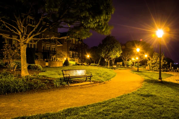 Path at night in a park in Alexandria, Virginia. — Stock Photo, Image