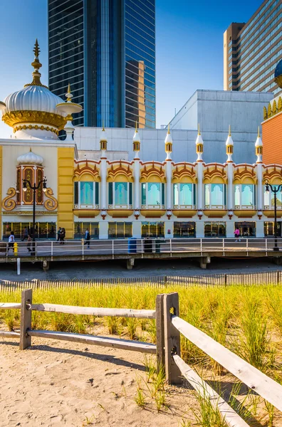 Path over sand dunes and buildings along the boardwalk in Atlant — Stock Photo, Image