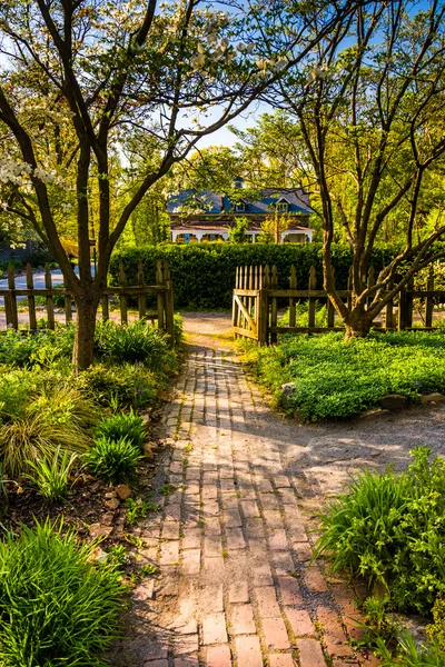 Cesta přes zahradu v cylburn arboretum, baltimore, maryland. — Stock fotografie