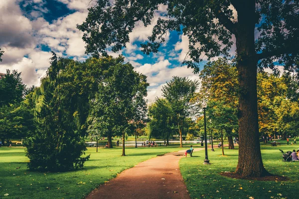 Caminho pelo Jardim Público em Boston, Massachusetts . — Fotografia de Stock